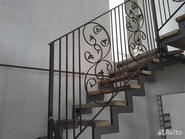 Лестница на металлокаркасе