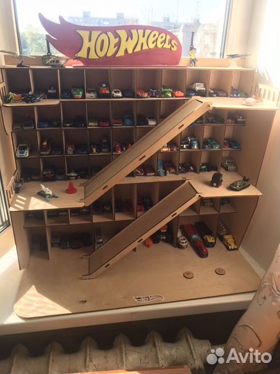 Гараж деревянный для машинок хотвилс