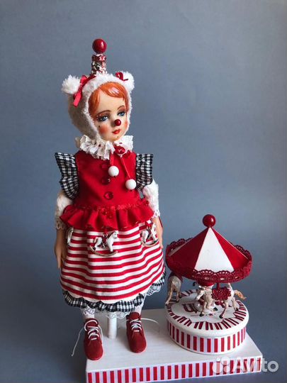 Восхитительный клоун на подставке с каруселью