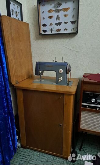 Швейная тумбочка с машинкой веритас