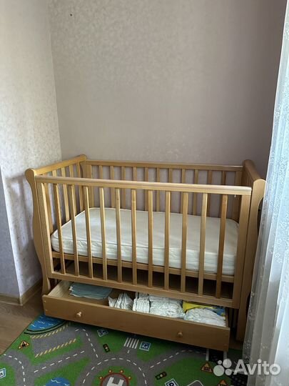 Детская кроватка с поперечным маятником и ящиком