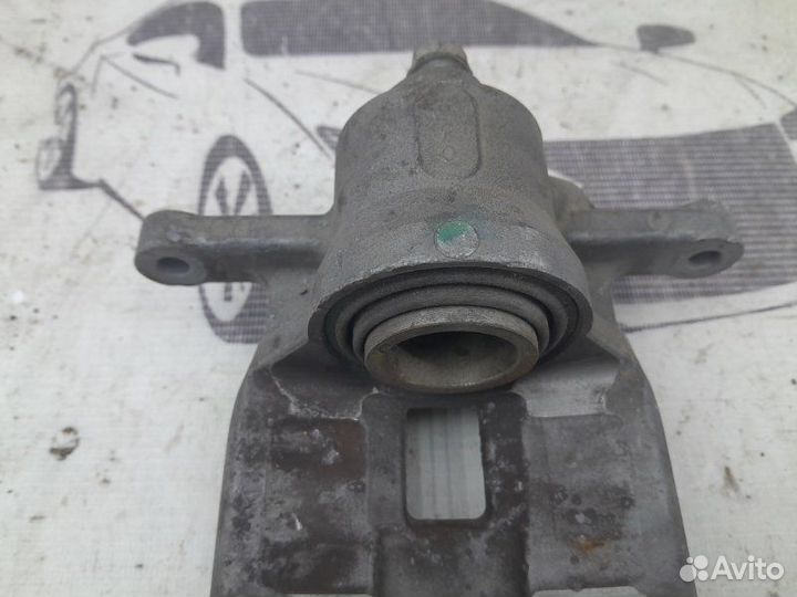 Тормозной суппорт задний левый Lexus Rx3