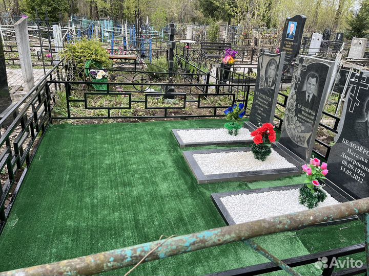 Уборка могил на кладбище