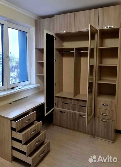 Рабочая зона в углу у окна