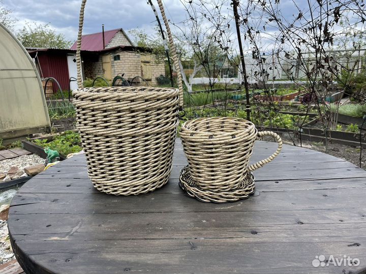 Кашпо из ротанга. Ведро и чаша с блюдцем