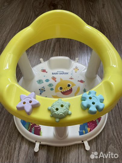 Стульчик для купания Baby Shark М8489