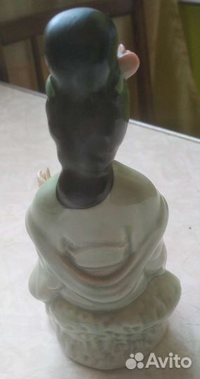 Статуетка японка