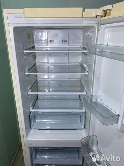 Холодильник Samsung