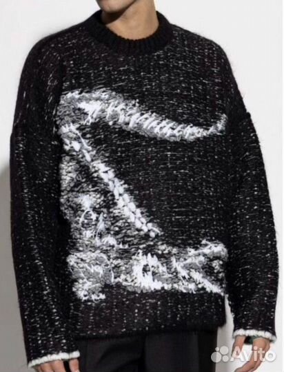 На руках свитеры lacoste черные с крокодилом