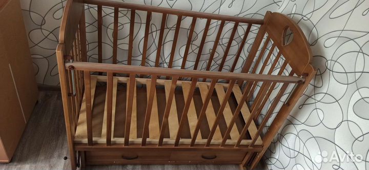 Детская кроватка с маятником