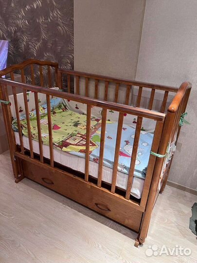 Детская кроватка с продольным маятником