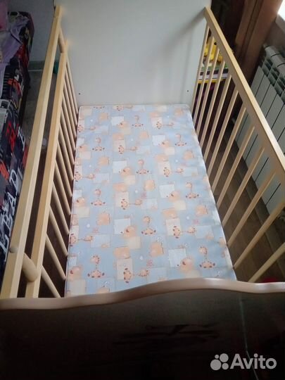 Детская кроватка с маятником