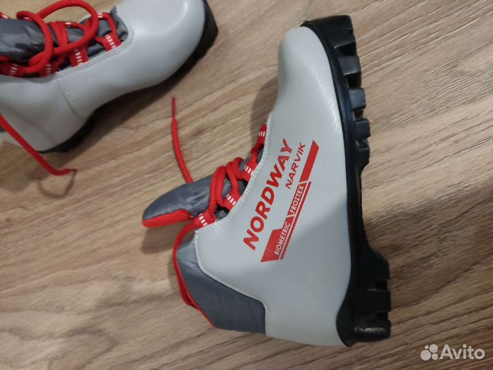 Лыжные ботинки детские 32 размер