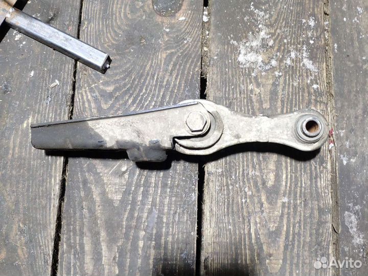 Подушка двигателя нижняя с кронштейном Рено Логан