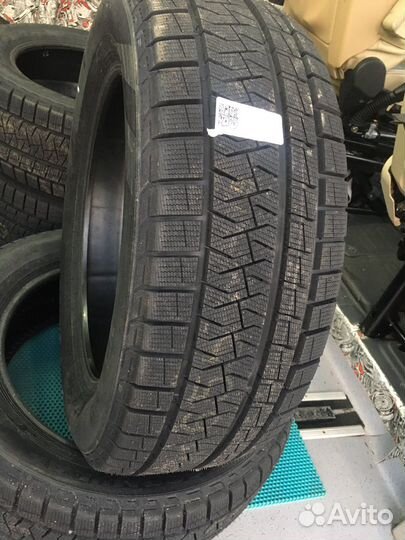 Pirelli Formula Ice FR 215/60 R17 100T