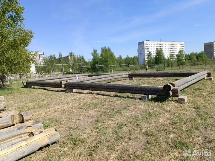 Сруб дома из бревна