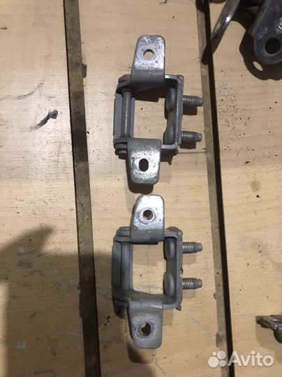 Петли крышки багажника Кия Сид хэтч