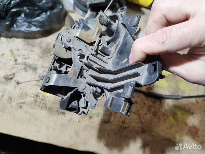Замок двери задний правый шкода октавия тур 1U