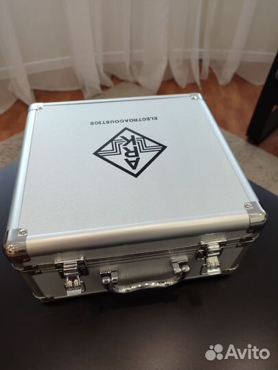 Продаётся железный кофр - чемодан для микрофона