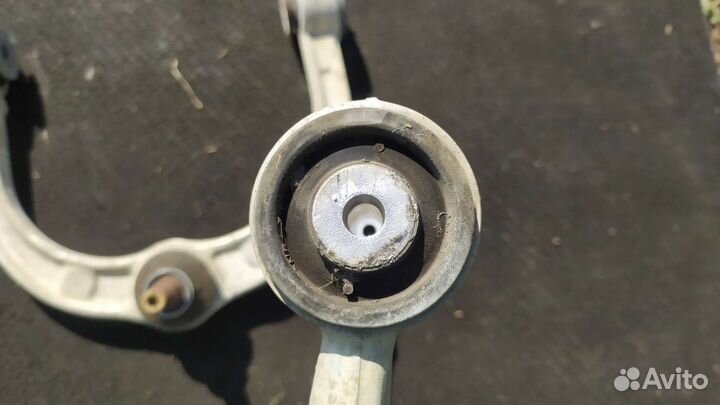 Передний верхний левый рычаг Мерседес мл 164