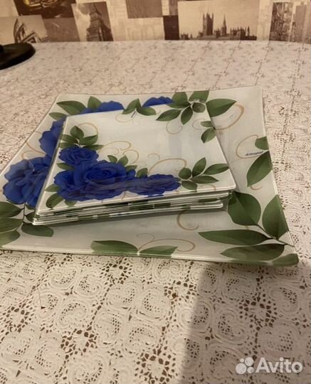 Блюдо, бокал и ваза бдя цветов