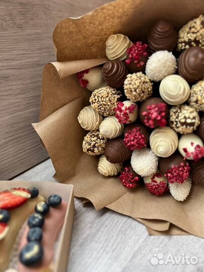 Съедобный букет из клубники в шоколаде (35 ягод)