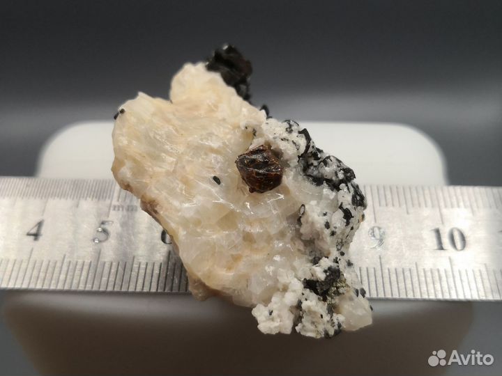 Пирохлор, аннит, кальцит. Вишневые горы