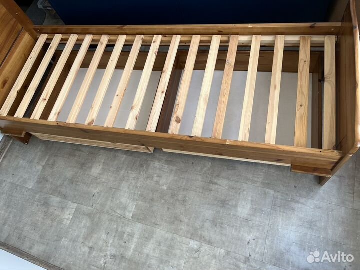 Детская кровать с матрасом и наматрасником