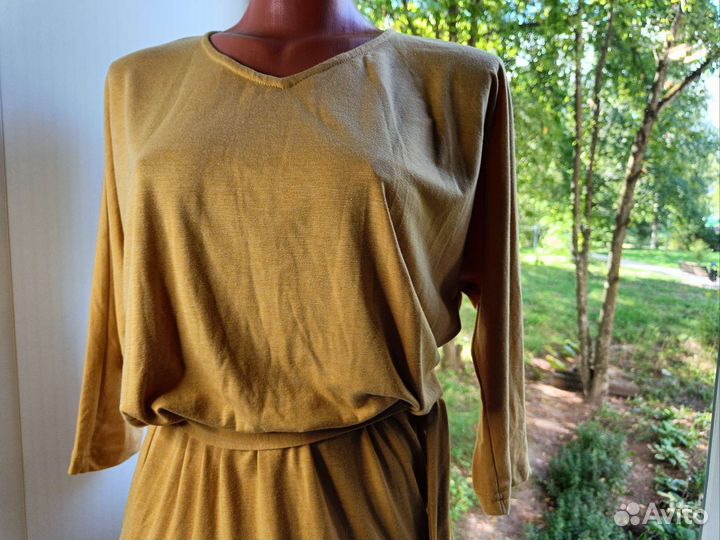 Платье женское, отрезное по талии почти новое