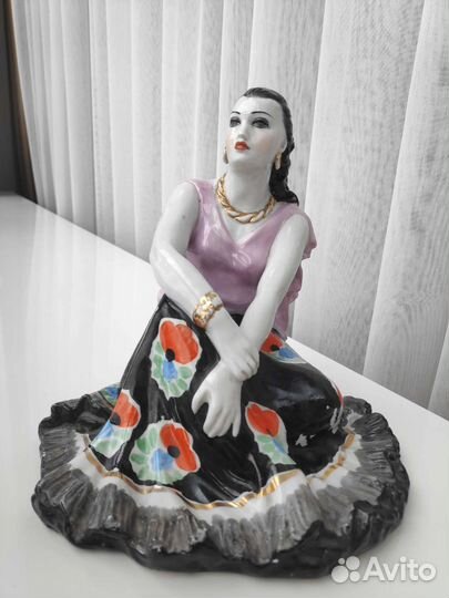 Фарфоровая статуэтка 