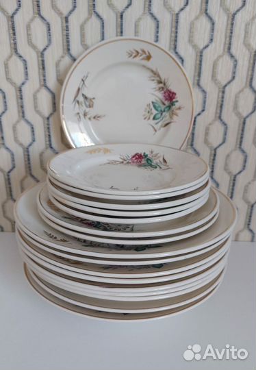 Салатники фарфоровые и коллекционная кружка