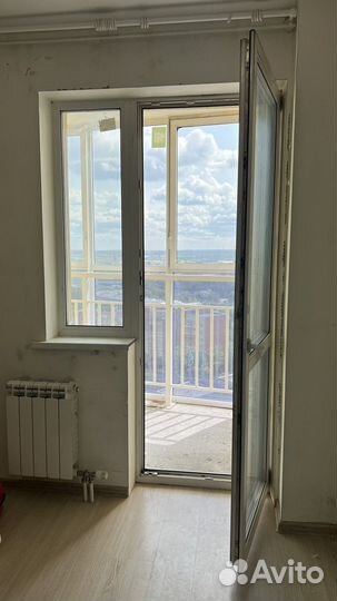 Двери пластиковые со стеклом и окном б/у