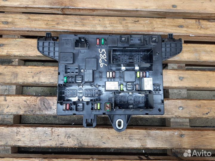 Блок предохранителей Opel Astra J GTC 2012