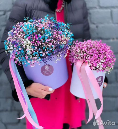 Букеты из гипсофилы в шляпной коробке