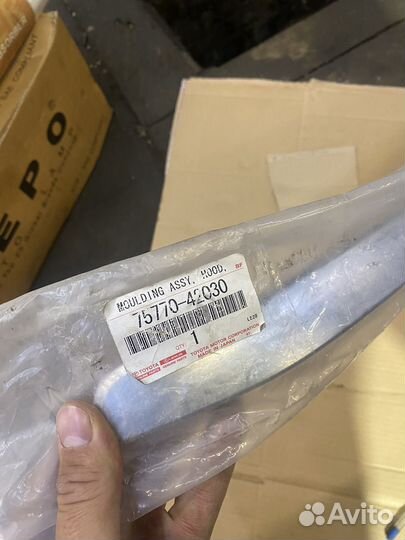 Молдинг капота тойота раф 4