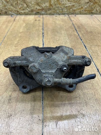 Тормозной суппорт передний правый Opel Astra J