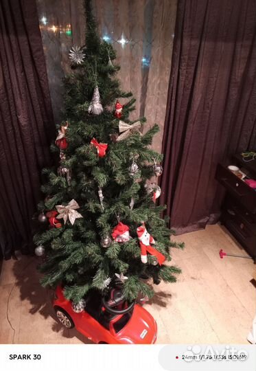 Ель 180 с игрушками и бмв в подарок