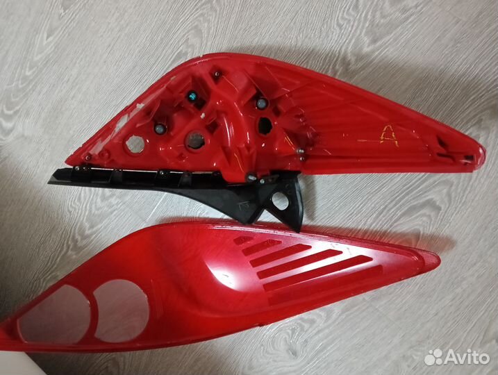 Фанарь задний nissan tiida хэтчбек