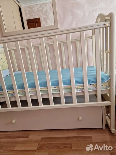 Детская кроватка с универсальным маятником
