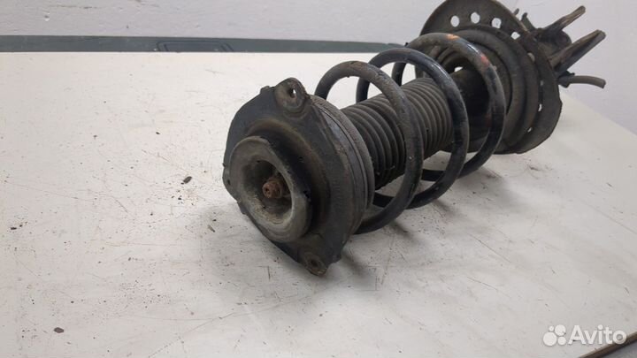 Амортизатор подвески правый передний Nissan Juke