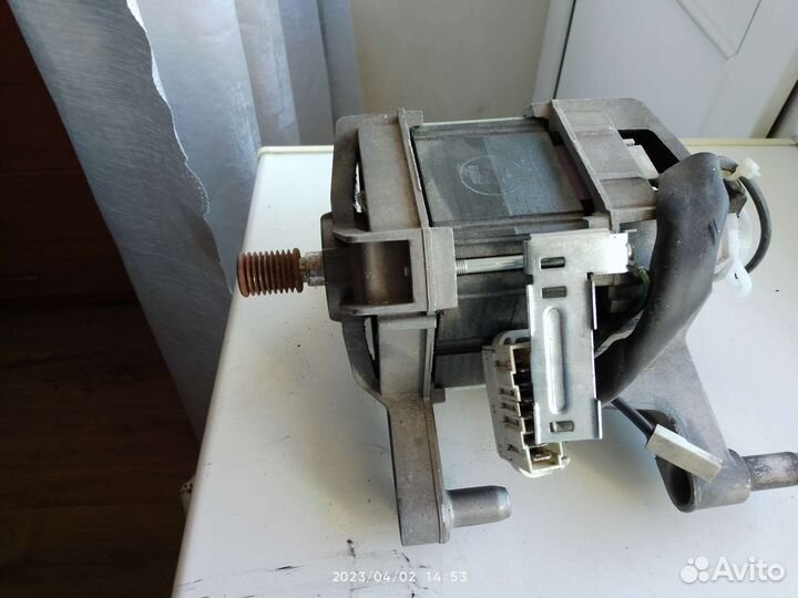 Мотор на стиральную машину