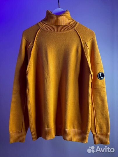 Свитер с горлом CP Company на руках