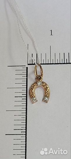 Золотая подвеска с камнем