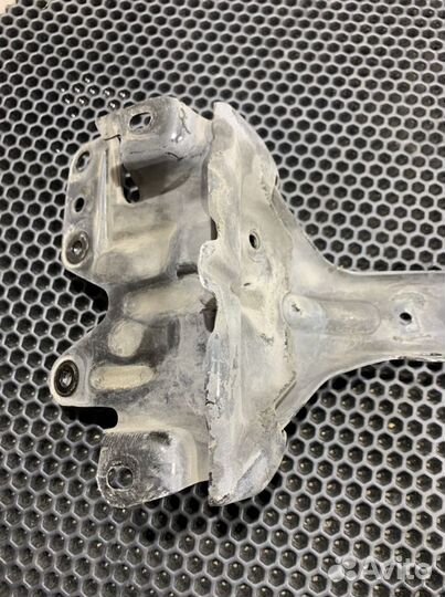 Кронштейн замка капота Каен Туарег Cayenne