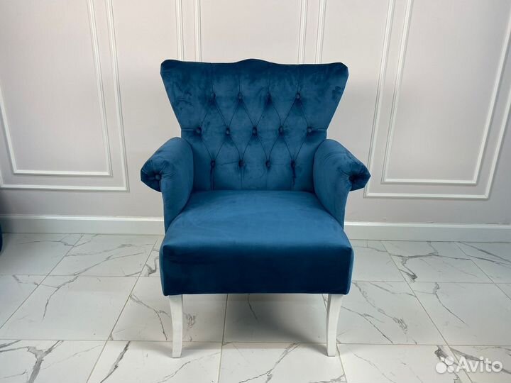 Кресло в каретной стяжке с подлокотниками, синее
