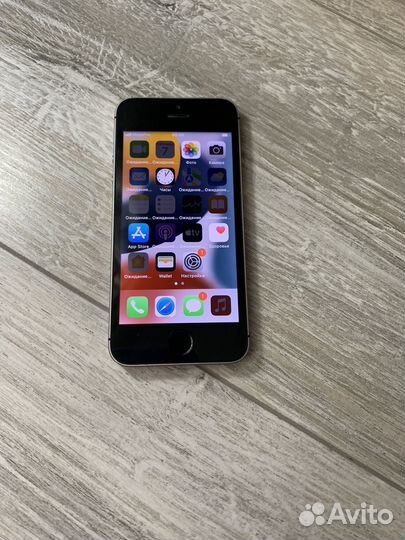 iPhone SE, 64 ГБ