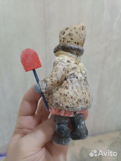 Девчушка с лопаткой