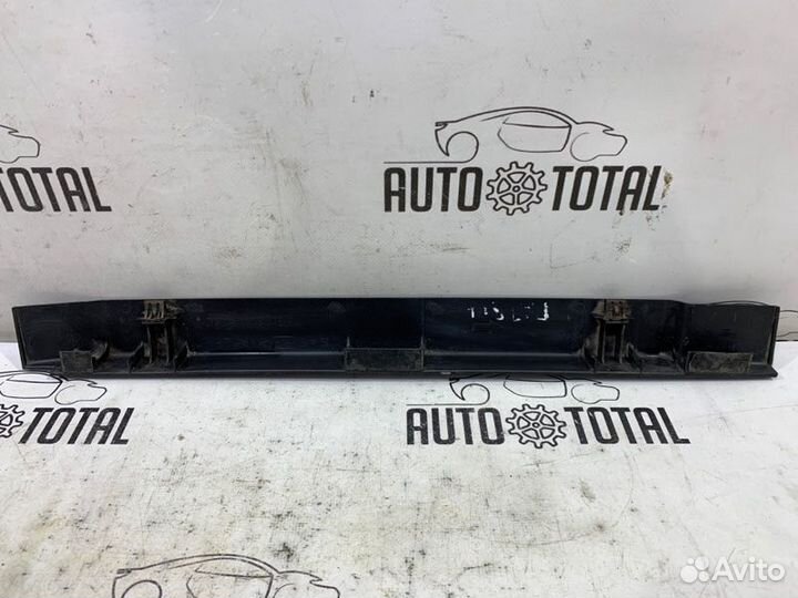 Направляющая люка левая Nissan Patrol Y61 RD28