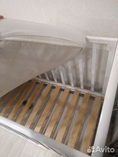 Кроватка детская с маятником и матрасом б у