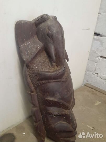 Маска из красного дерева